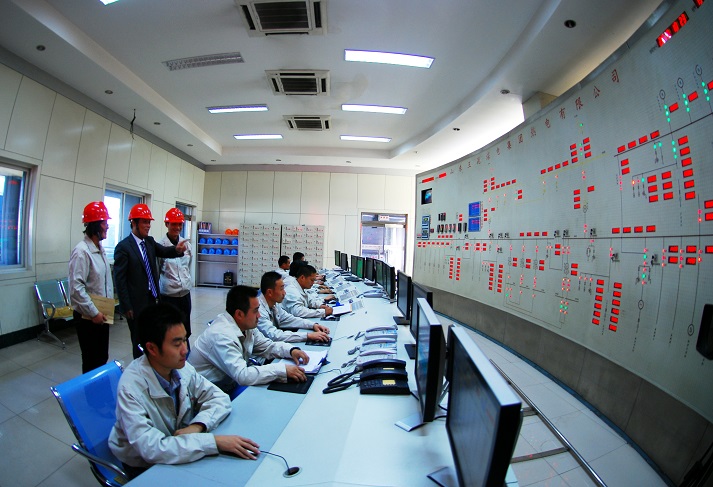 集團(tuán)公司總經(jīng)理在企業(yè)視察.jpg 集團(tuán)公司總經(jīng)理在企業(yè)視察.jpg